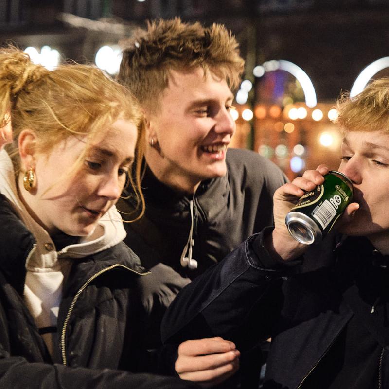 Unge venner sammen en aften i byen